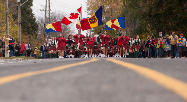 Photo taken from: http://www.queensu.ca/alumni/homecoming/homecoming-events/2016-10-15/pep-rally-alumni-parade