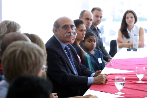 Nobel Laureate Martin Chalfie at a round table meeting with Queen's University graduate students.