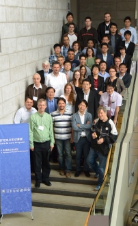 [Joint symposium participants pose for photo]