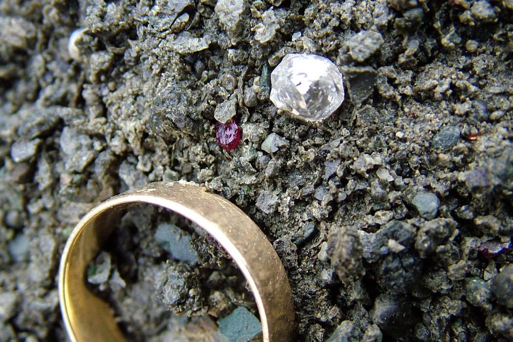 Diamond in its host rock (kimberlite). Photo by Dr Richard Brown, University of Durham 
