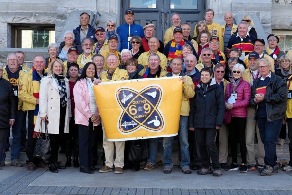 Sc'69 gathered in front of Ellis Hall for their class photo.