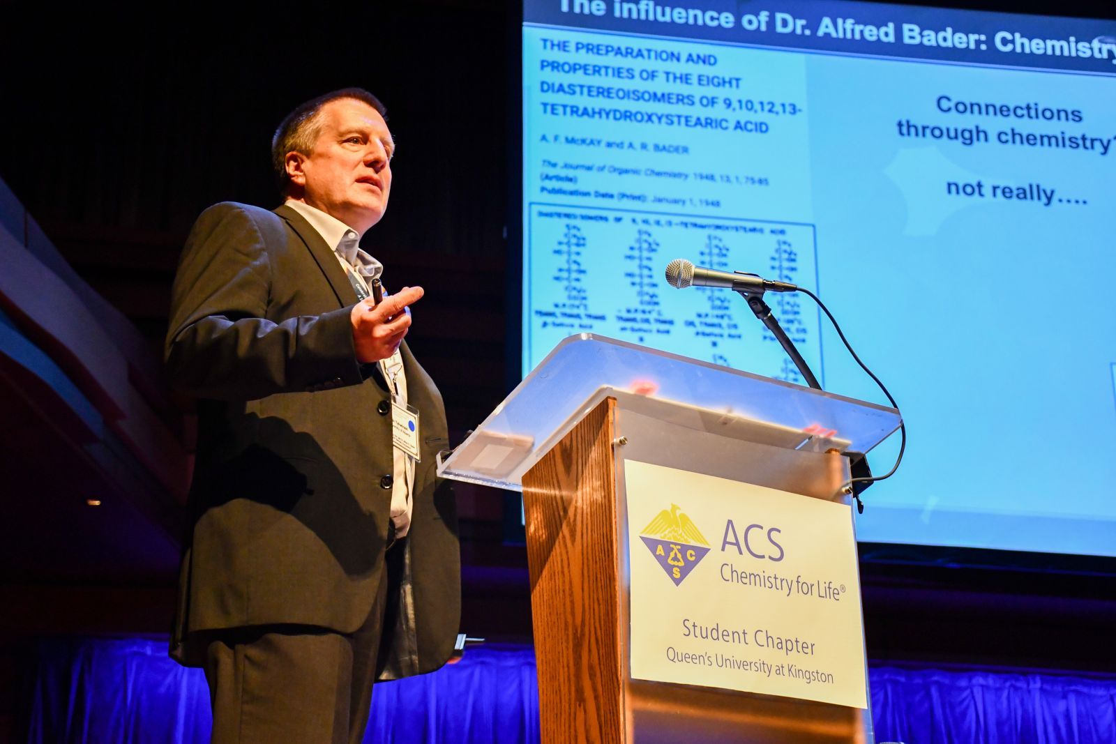 Dr. Rik Tykwinski, 2023 CSC Bader Awardee (University of Alberta), addresses the symposium.