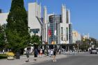 Students walk along University Avenue with Stauffer Library in the background