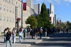 Students walk along University Avenue toward Stauffer Library