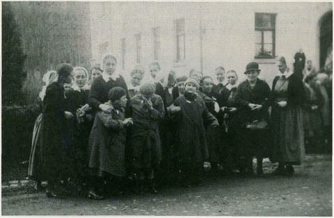 May 1944: 98 girls and young women from the Protestant charity institution Asbacher Hütte (Bad Kreuznach) are readied for deportation to the killing center of Meseritz-Obrawalde. Four decades later, the institution issues the very first "confession of guilt" for failing to protest and protect their residents. Printed in Offene Tür 1 (1985), 5. © Diakonie-Anstalten Bad Kreuznach.