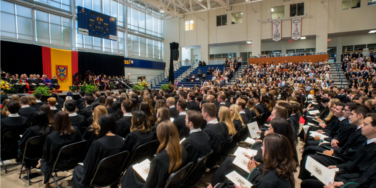 Image of Queen's graduands at a convocation ceremony