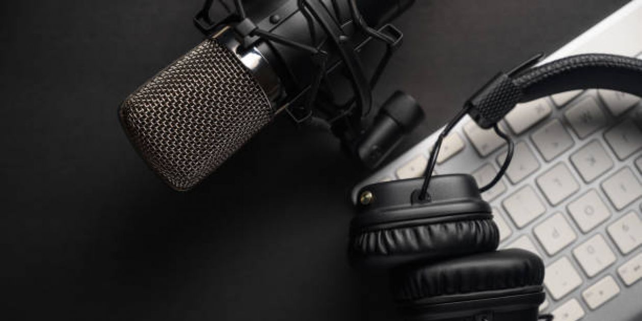 Image of a microphone and headphones