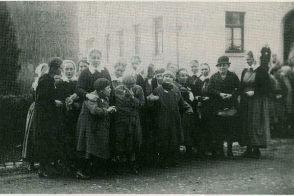 May 1944: 98 girls and young women from the Protestant charity institution Asbacher Hütte (Bad Kreuznach) are readied for deportation to the killing center of Meseritz-Obrawalde. Four decades later, the institution issues the very first "confession of guilt" for failing to protest and protect their residents. Printed in Offene Tür 1 (1985), 5. © Diakonie-Anstalten Bad Kreuznach.