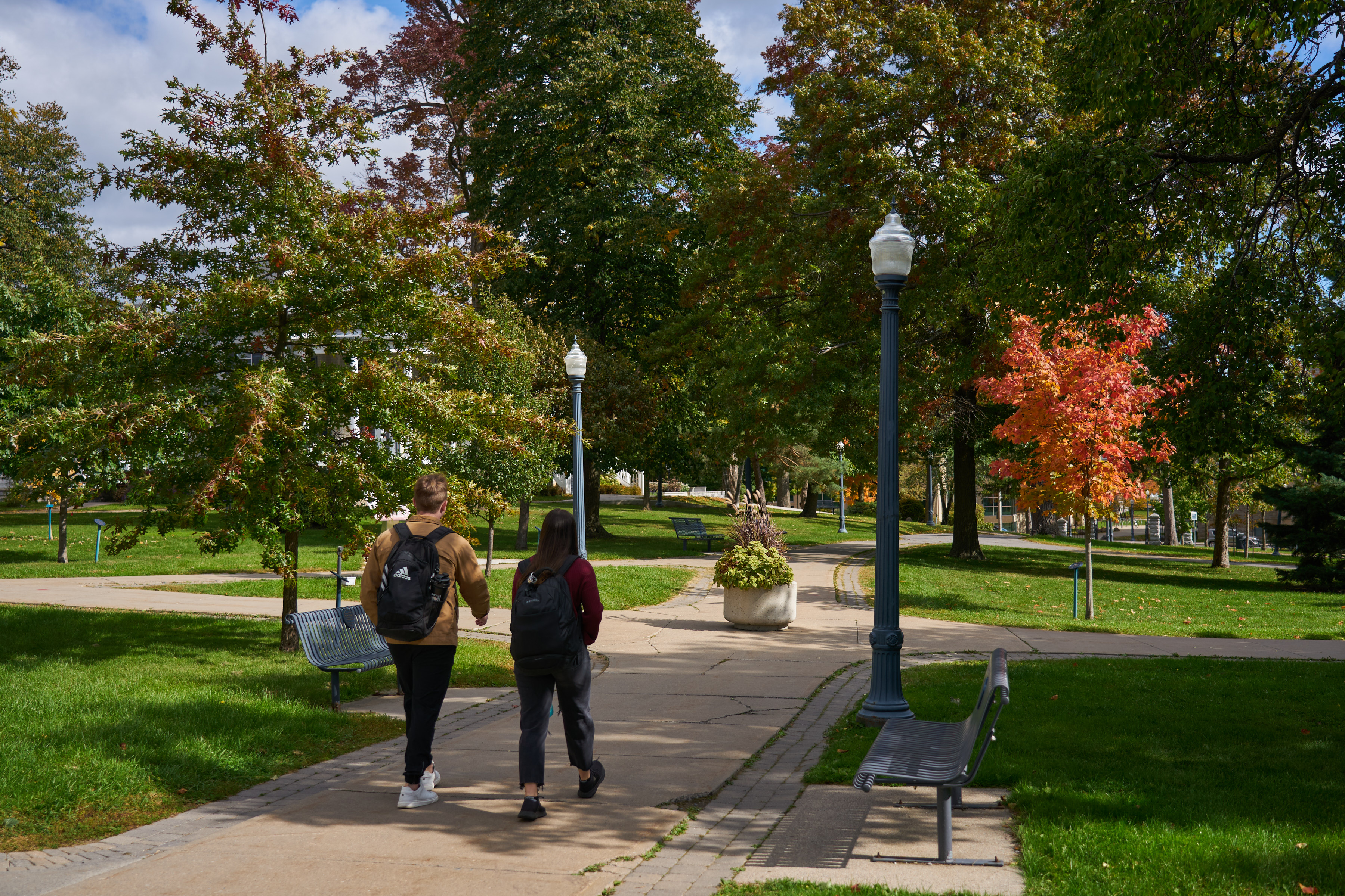 Two students walk through Queen's campus.